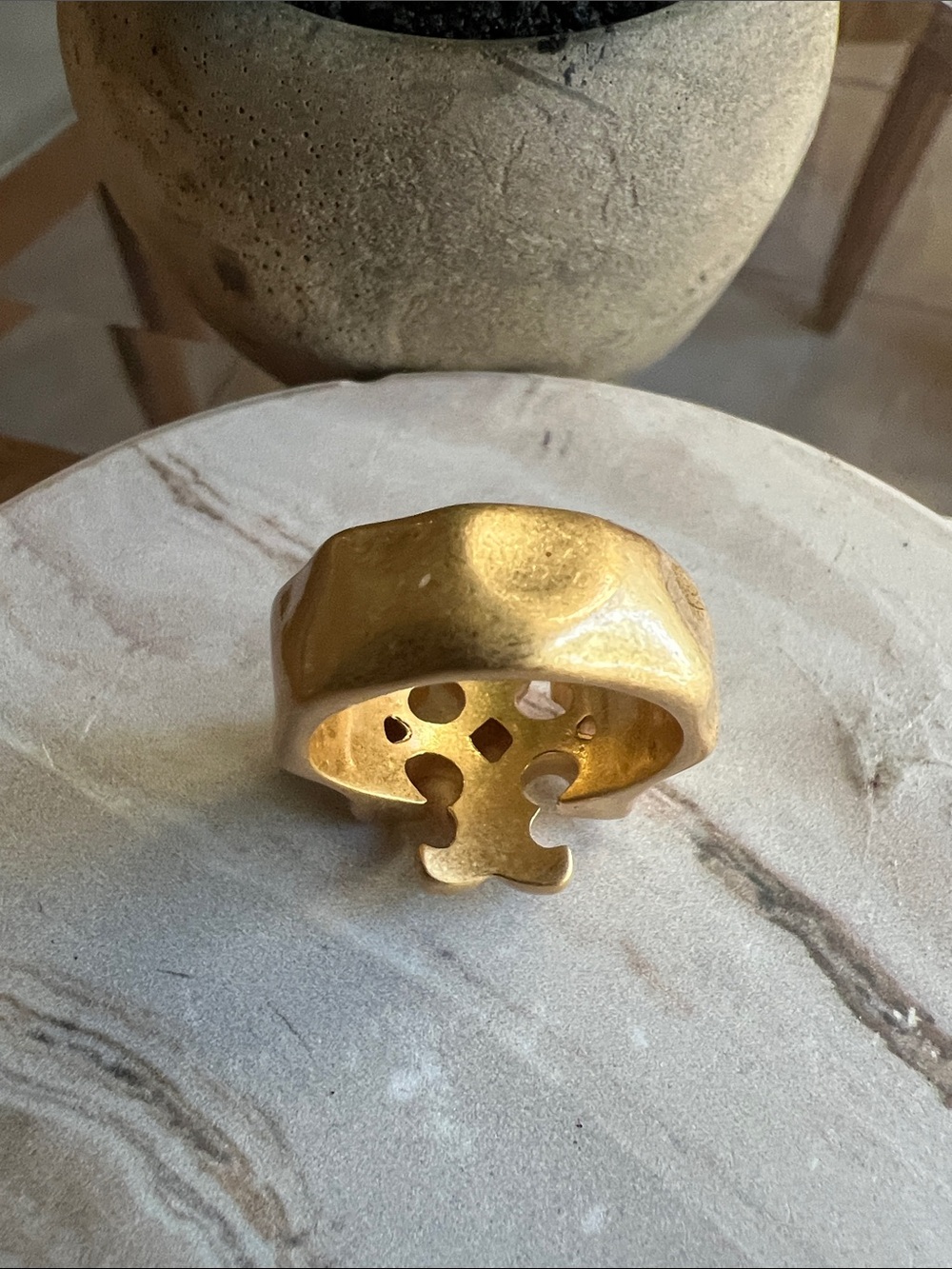 Tory Burch Roxanne Hammered Gold-Tone Ring. Size 8 - Picture 2 of 4